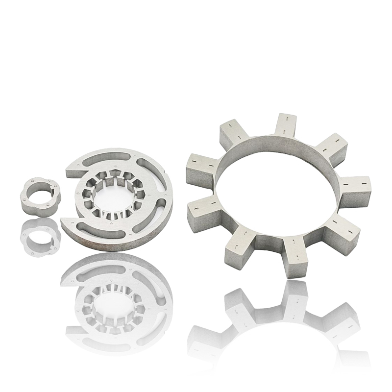 Hur bidrar motorstatorn och rotorkärnan till motorns startprestanda och transientsvar?