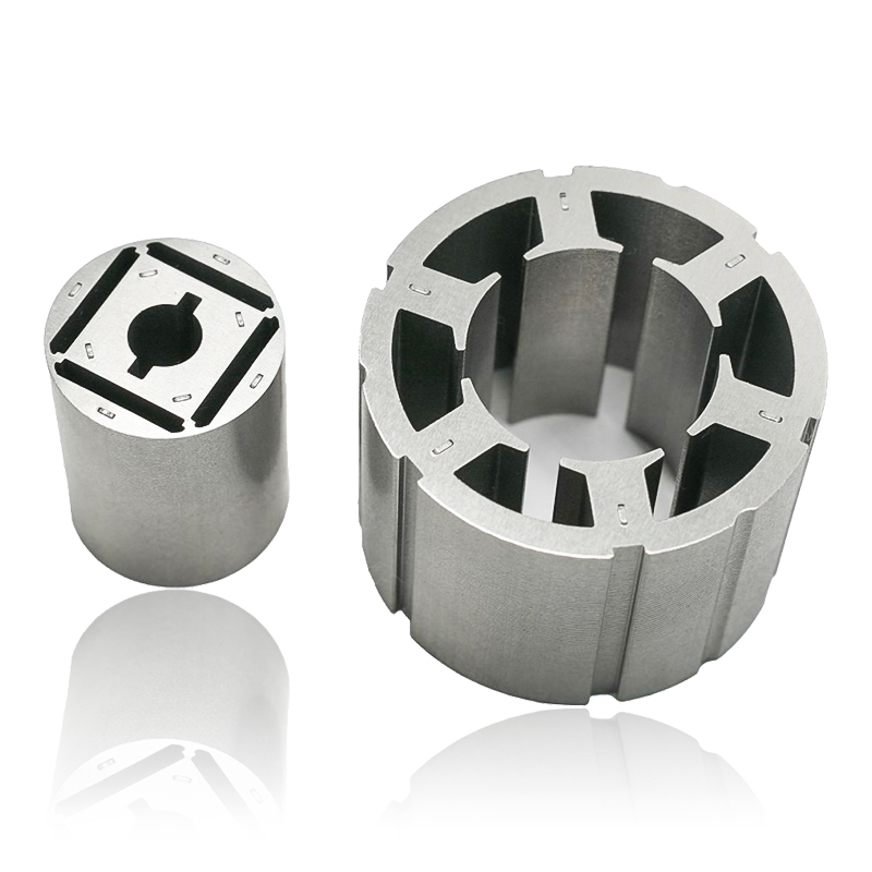 Hur påverkar lamineringstjockleken i bilmotorstator- och rotorkärnor virvelströmsförluster och termisk prestanda?