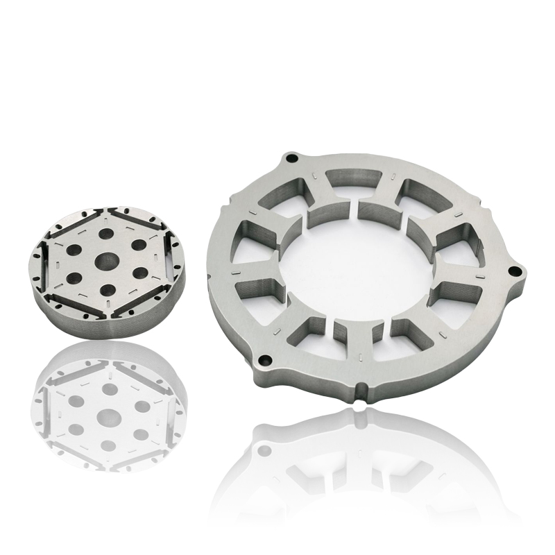 Hur påverkar tjockleken och staplingsfaktorn för laminering i en motorstatorkärna energieffektivitet, virvelströmsförluster och driftsljudnivåer?